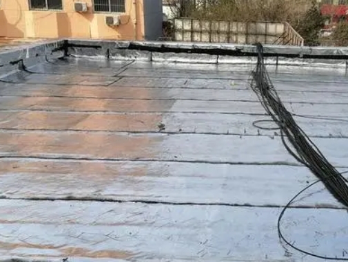 惠来卫生间漏水维修公司分享下惠来屋面楼顶防水刚性防水层施工要点。